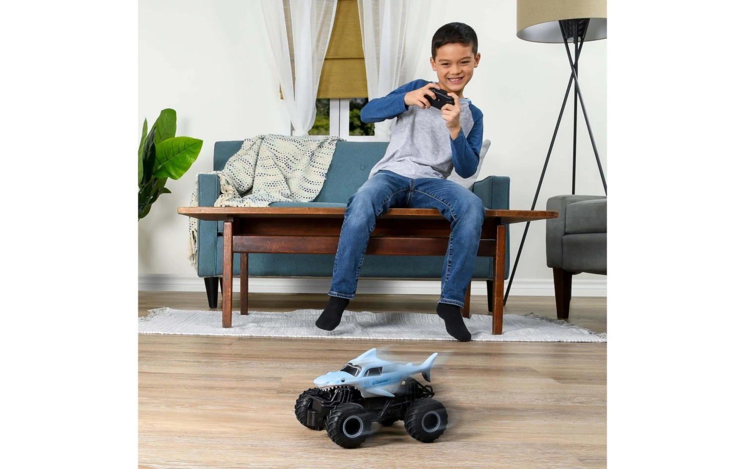 Spinmaster Spielzeug R/C Monster Jam Megalodon 1:24 - On-Road Modelle 5 Spinmaster Spielzeug R/C Monster Jam Megalodon 1:24 - On-Road Modelle – Bild 3